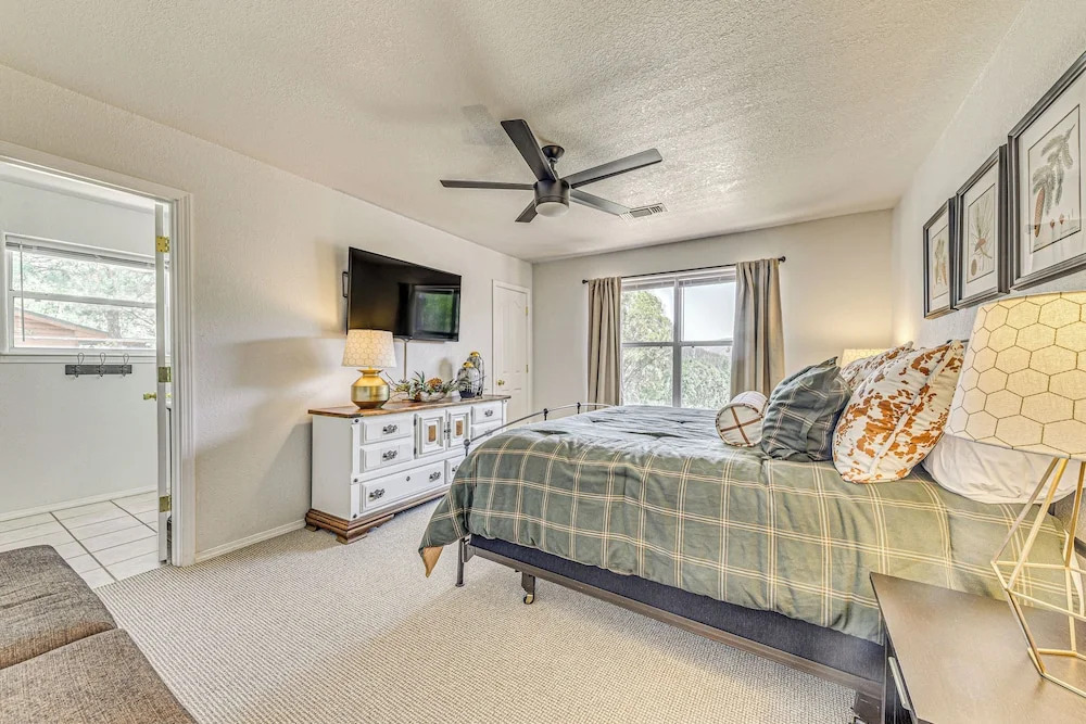 Charming Ruidoso House w/ Deck & Mountain Views!