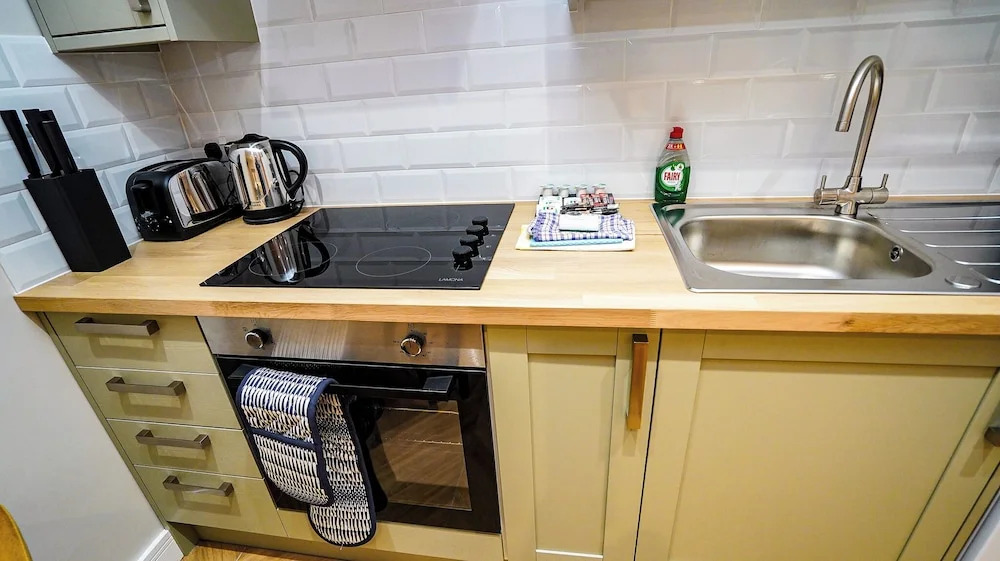 E2M Wisteria House Heathrow Free Parking