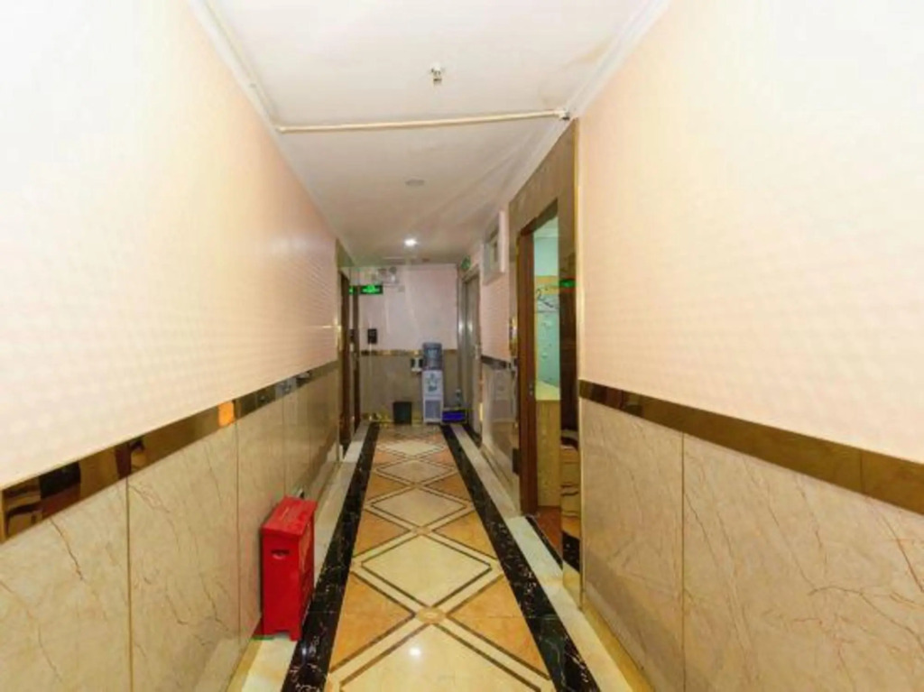 Jinfeng Hotel (Guangzhou Shangxiajiu Pedestrian Street Chenjiazhao Subway Station)
