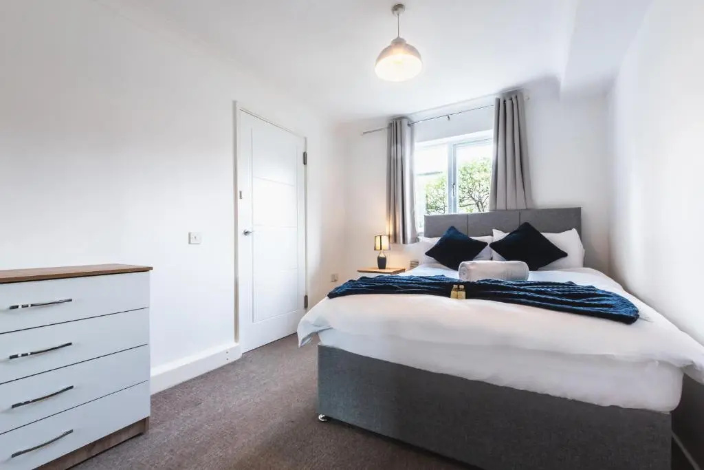 BEST PRICE - Fantastic 2bed 2bath City Centre Apartment! 1 Double bed, 3 Singles or Kingsize, Sofabed, Smart TVs, FREE PARKING