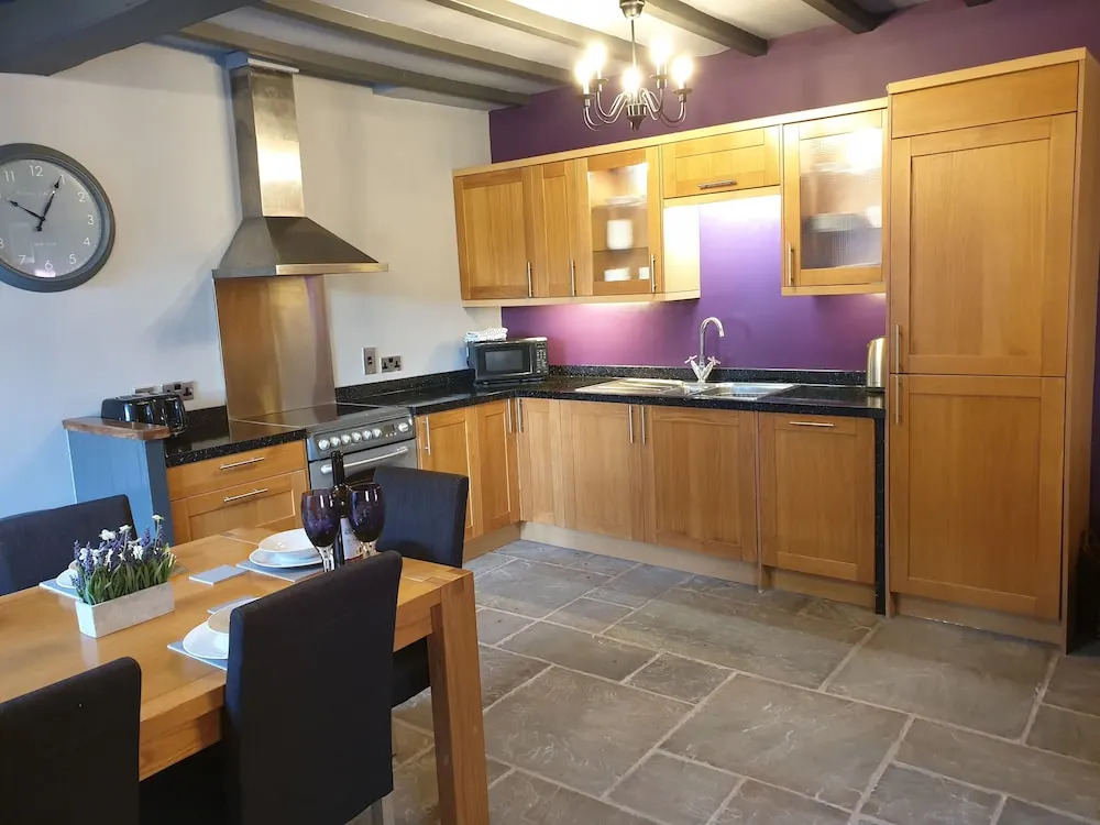 4 Bed Sleeps 8 On-Road Parking WiFi