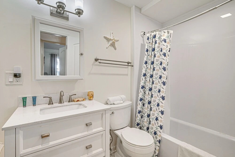 Myrtle Beach Condo: Balconies, Walk to Beach!