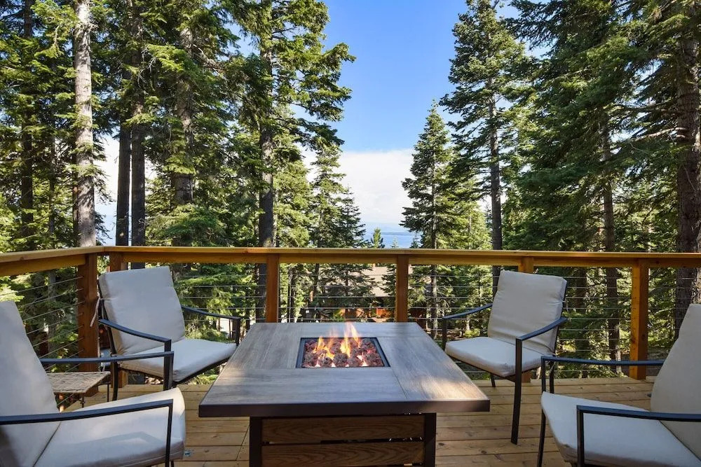 Snowshoe Cabin 3 Decks, BBQ & Hot Tub!