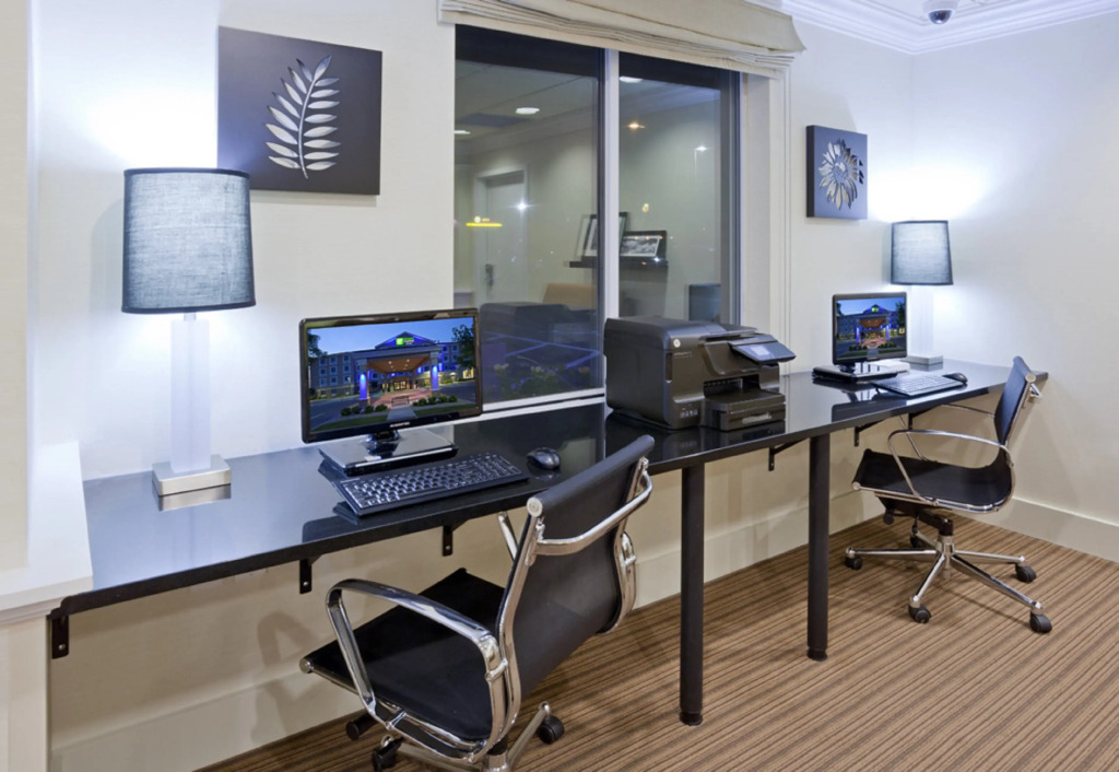 Holiday Inn Exp Stes Rogers by IHG