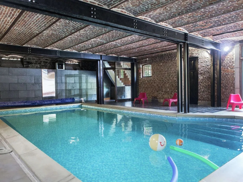 Mansion with Pool, Néblon