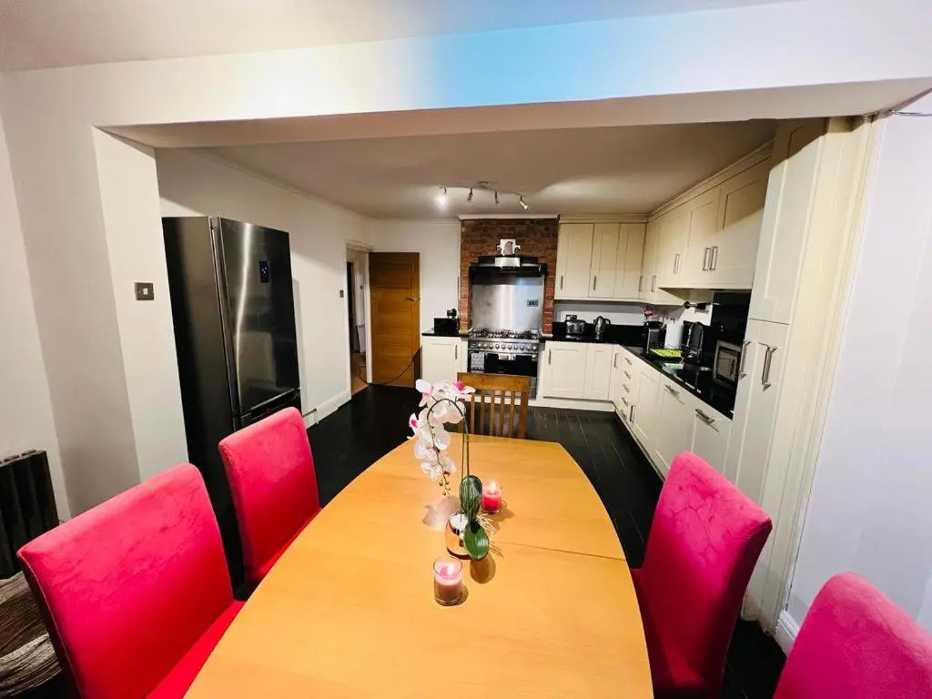 Gorgeous Cosy Home 2 Miles From Heathrow Airport