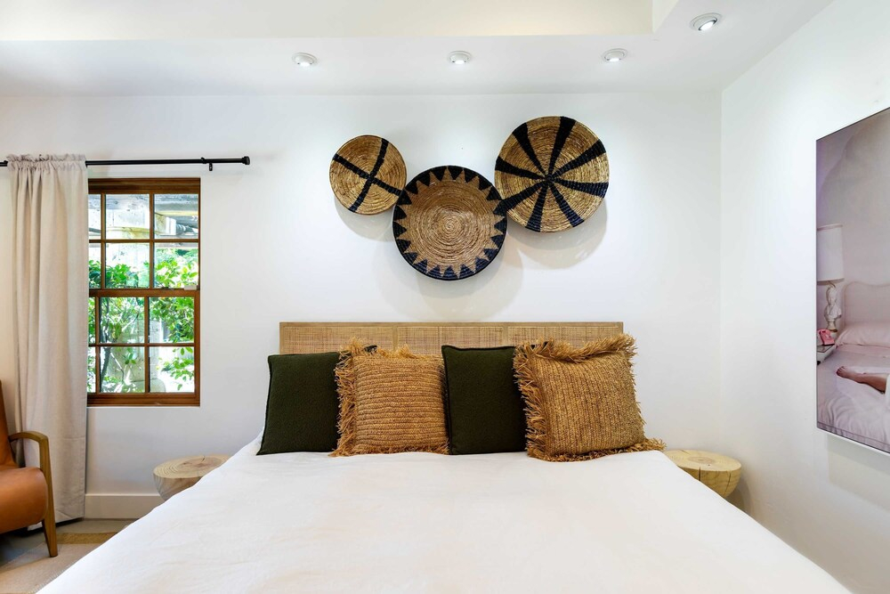 LUX - Historic Tennis Club Enclave - King Beds