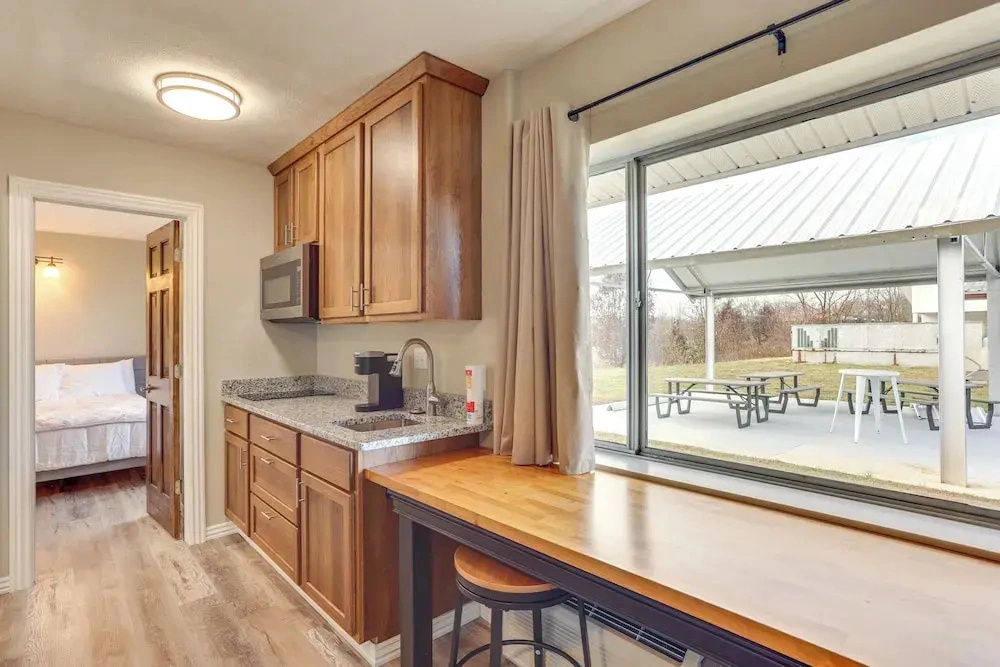 Walk to Oakland City University: Modern Apartment