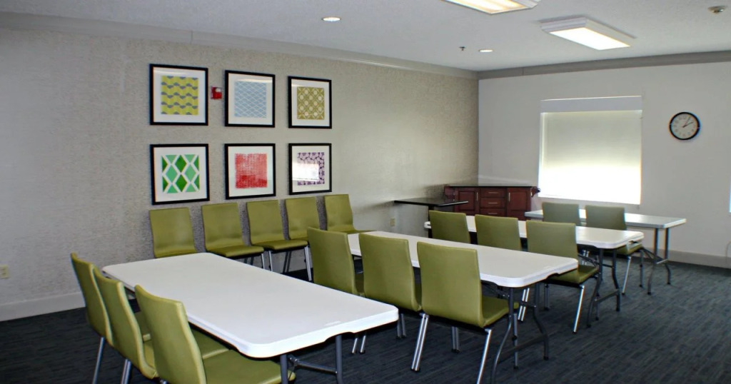 Holiday Inn Express & Suites Plainview by IHG