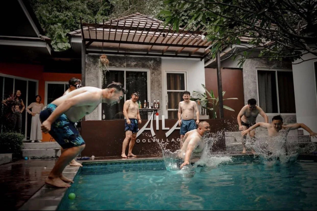 Laila Pool Village