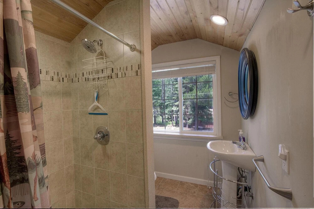 Kiowa Lake House by Lake Tahoe Accommodations