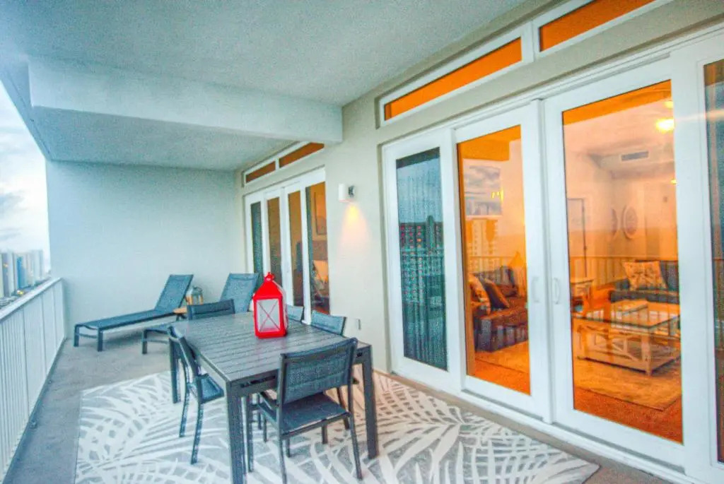 Large 3 Bd Penthouse 2020 In Laketown, Great Views and Amenities!