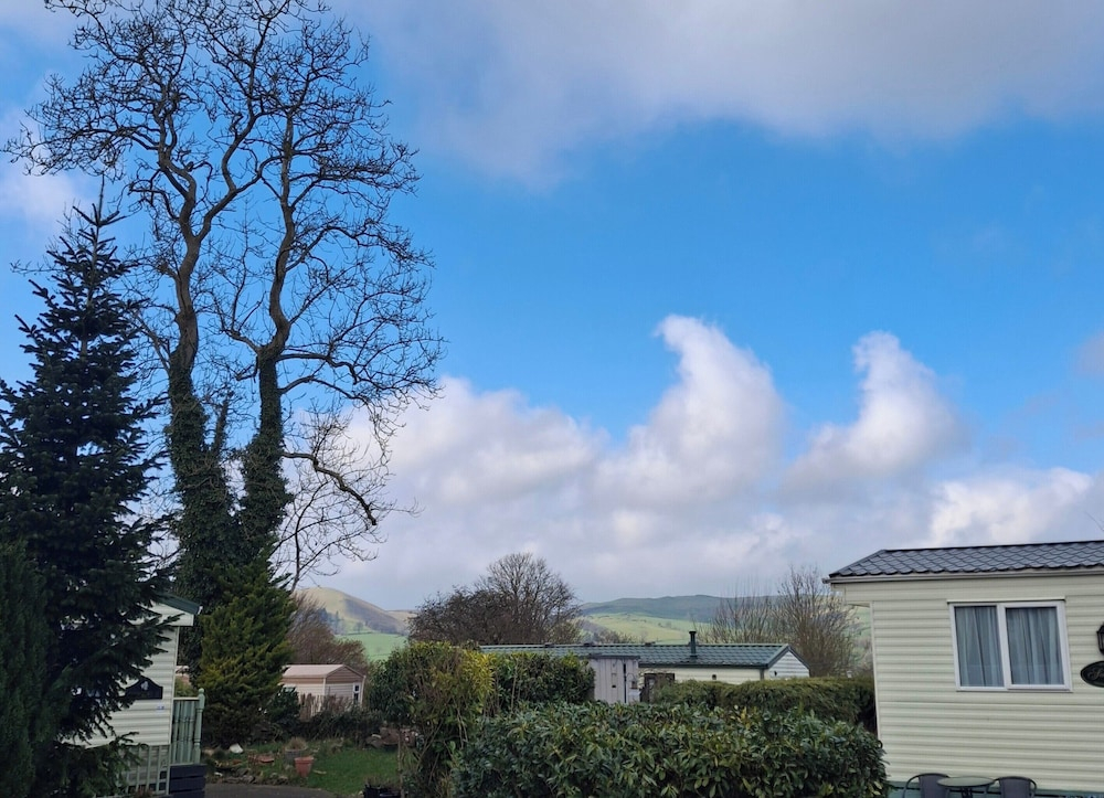 Llanarmon-yn-ial 3-bed Caravan, Sleeps 6