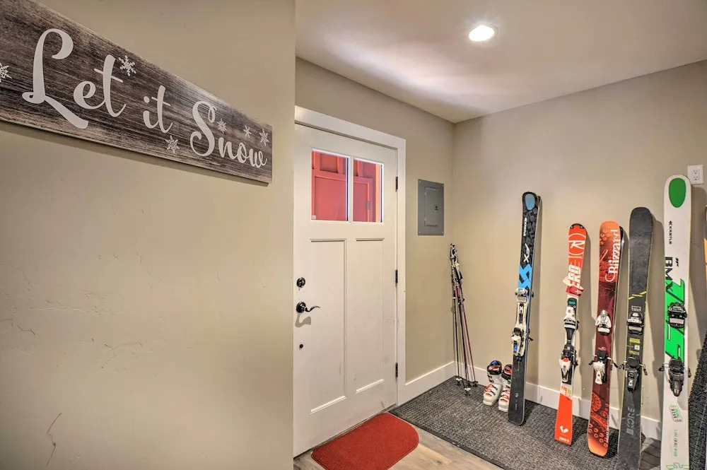 Ski-in/out Snowmass Condo w/ Community Hot Tub!