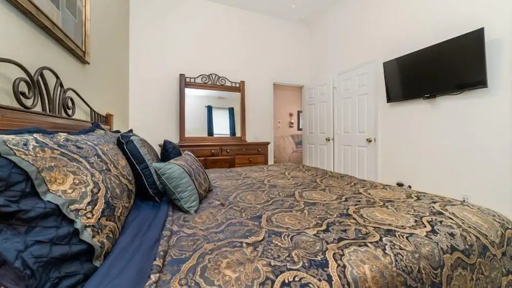 Gorgeous 4 Bedroom 3 Bath Pool Home in Windsor Palms Gated Resort