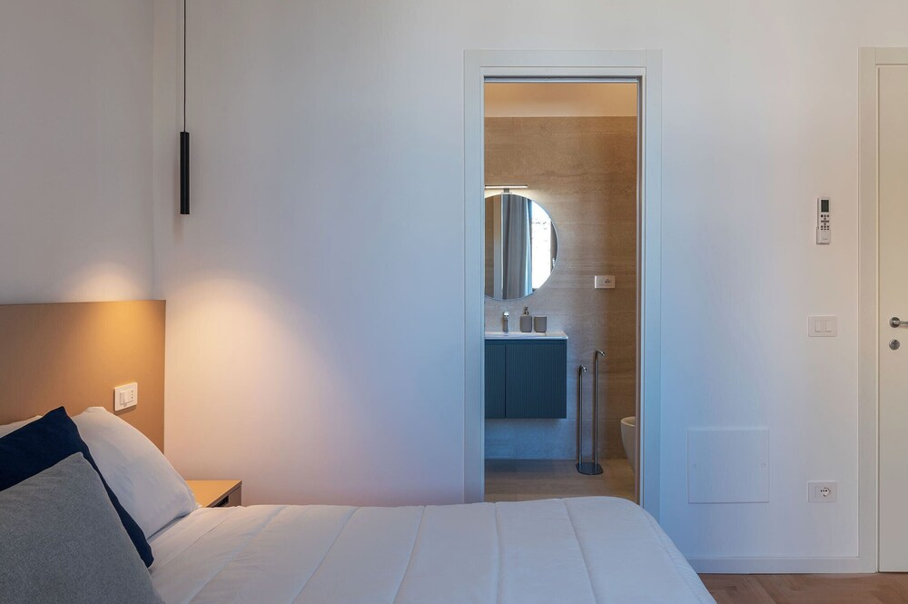Stylish 2-Bedroom Stays near Colosseum