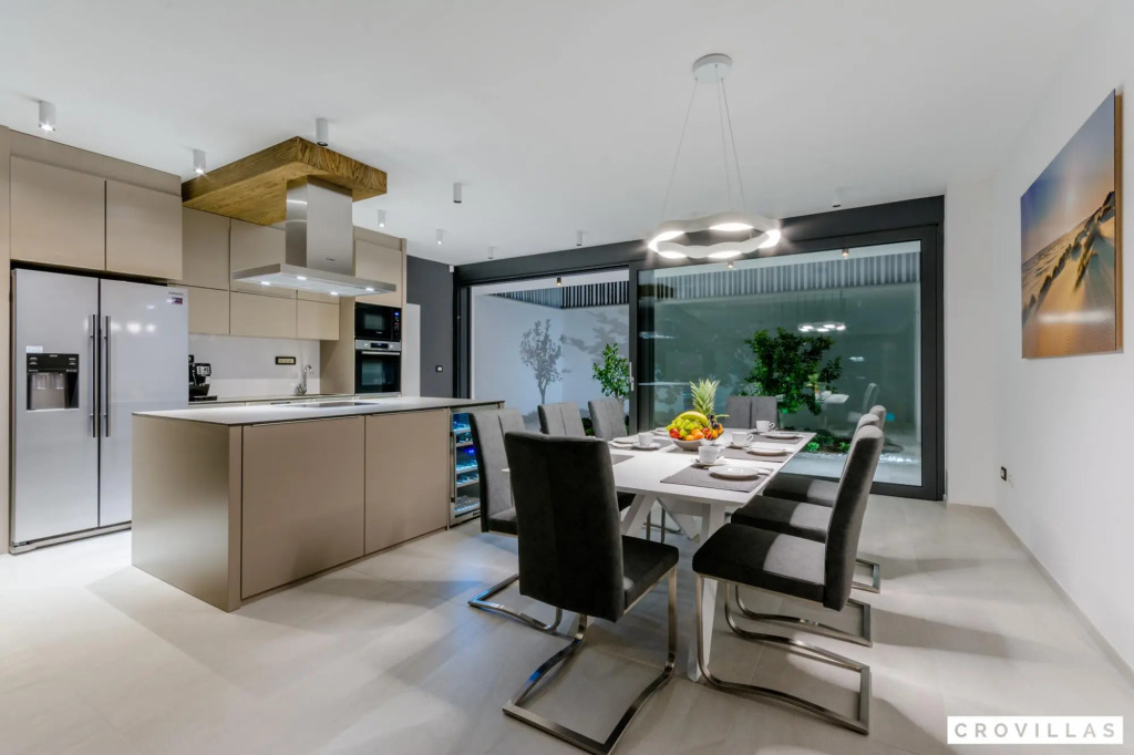Pax in Sutivan with 3 bedrooms and 3 bathrooms