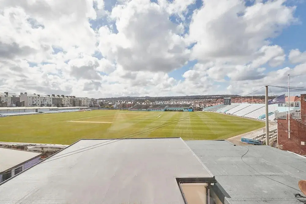 Bright North Bay Apartment Cricket Ground Views