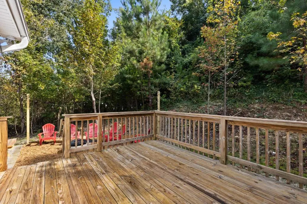 The Elmwood Farmhouse- 10 Mins to Downtown Chattanooga