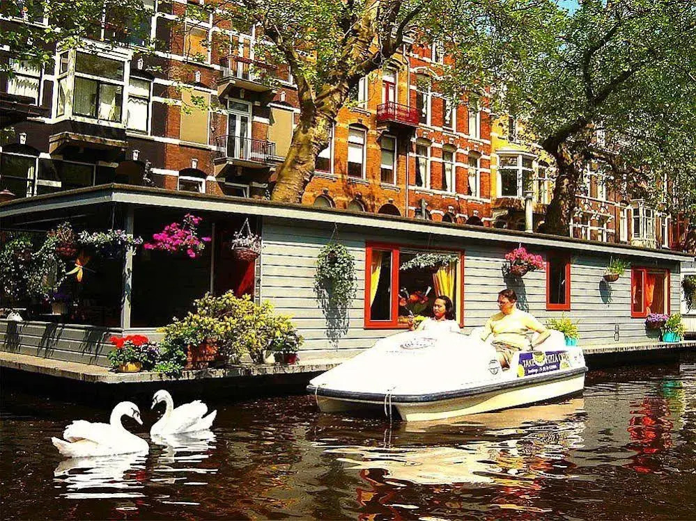 Phildutch Houseboat Amsterdam Bed and Breakfast