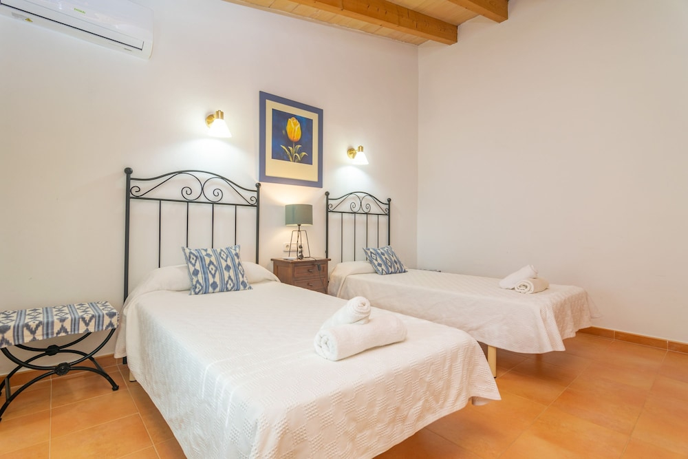 N Amera in Santa y With 5 Bedrooms and 5 Bathrooms