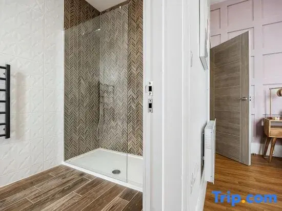 Stunning Sea Views, Family Apt; Free Parking & Gym