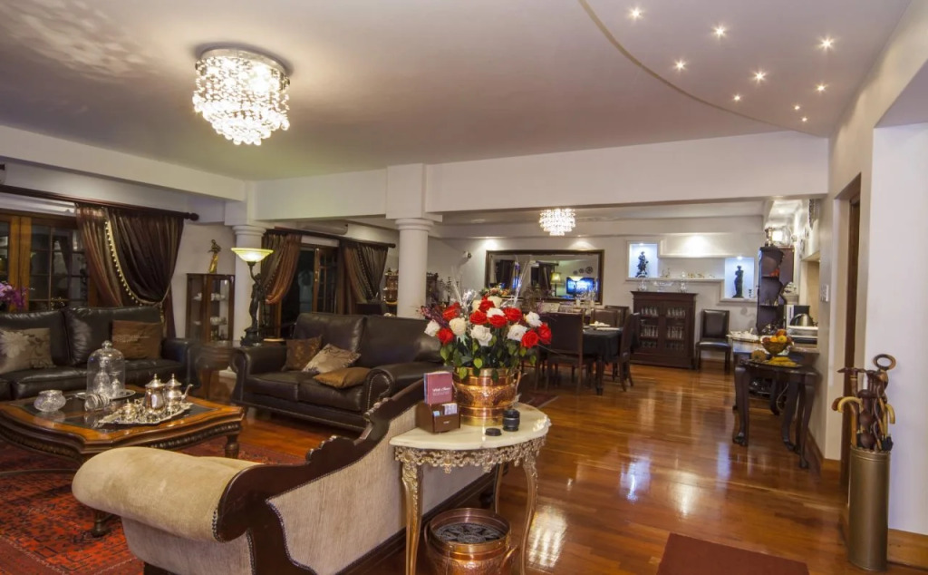 Aristo Manor