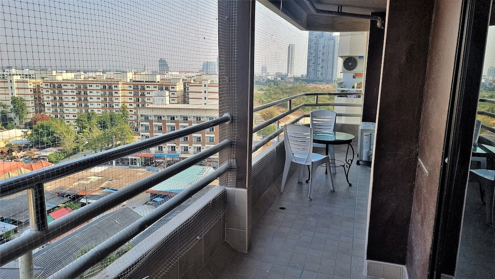 Spacious 2-bedroom Family Condo With Pool View 10th Floor, Angket Hip Residenc