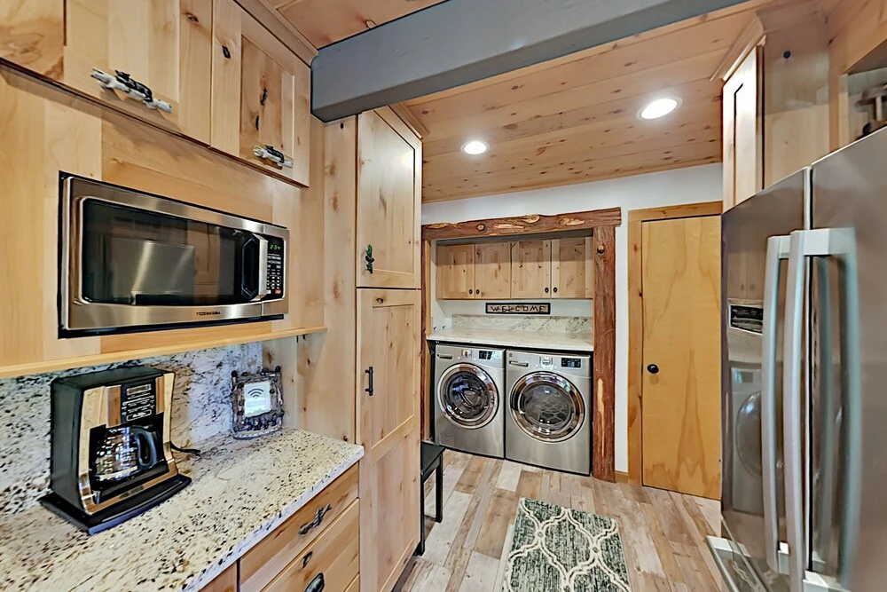 Cozy All-Season Cabin Near Shops, Beach, Skiing home