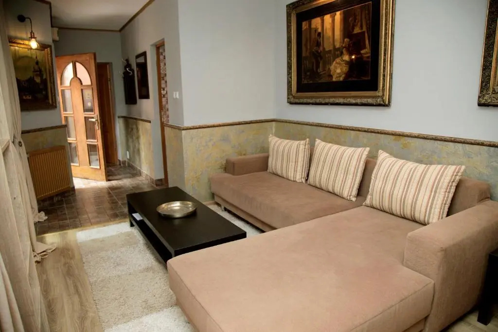 Vintage Apartment - Central 2BDR
