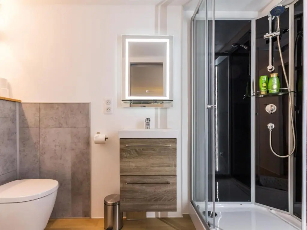 Maison de ville à St Nazaire, près du front de mer, climatisée, 3 chambres avec sdb privatives, WiFi - FR-1-306-1203