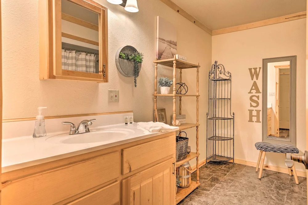 Broken Bow Retreat on 2 Acres w/ Hot Tub & Deck!