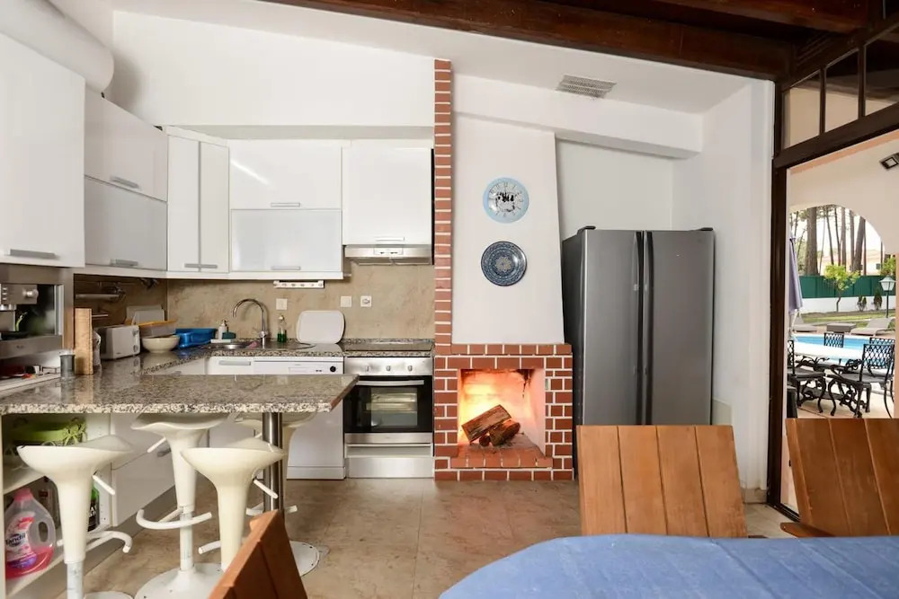 Elegant Villa in Corroios with Private Pool