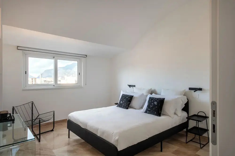 Ruggero City View Apartment by Wonderful Italy