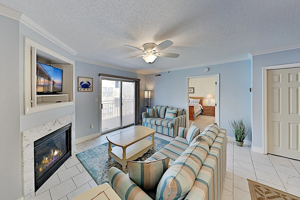 Bayside W/ Pool - Walk To Beach & Dining 2 Bedroom Condo