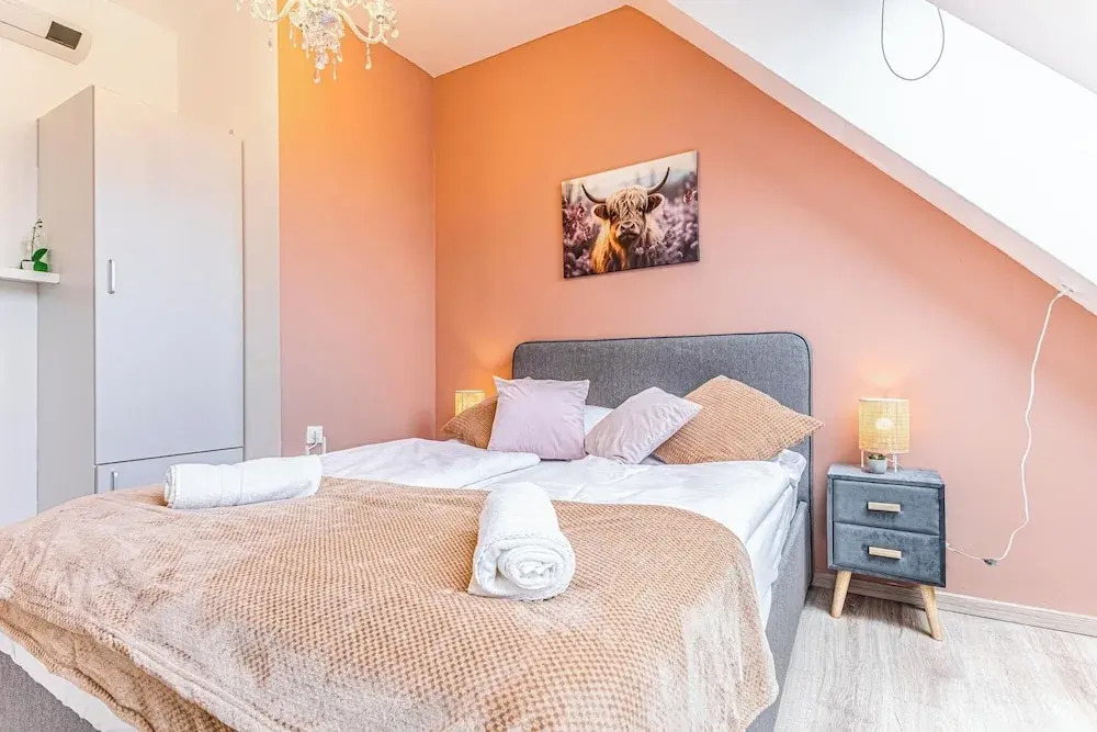 Stunning 12BR Floor For 24 People