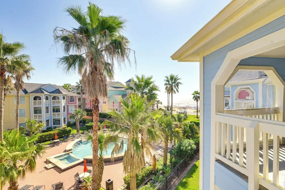 Walk to Babe's Beach! 3rd-floor Condo w/ Pool