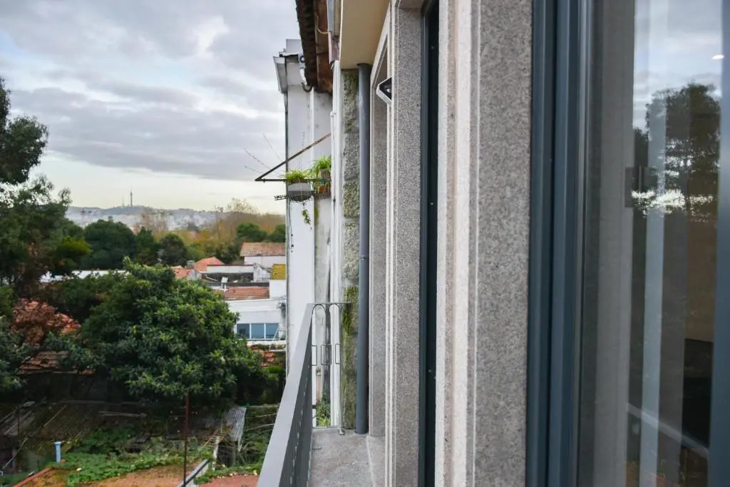Comfortable&Central w/balcony-9 min walk Trindade