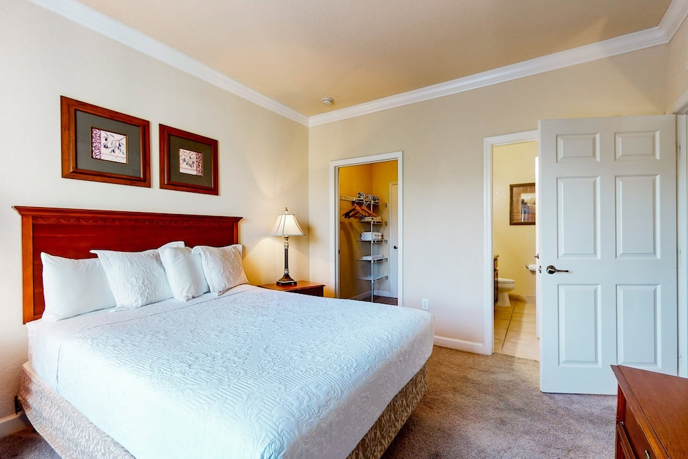 Resort Condo With Heated Pool, Gym, BBQ Area, Balcony, W/d, Children's Pool, AC