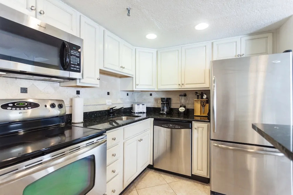 Beachcomber 301 2 Br condo by RedAwning