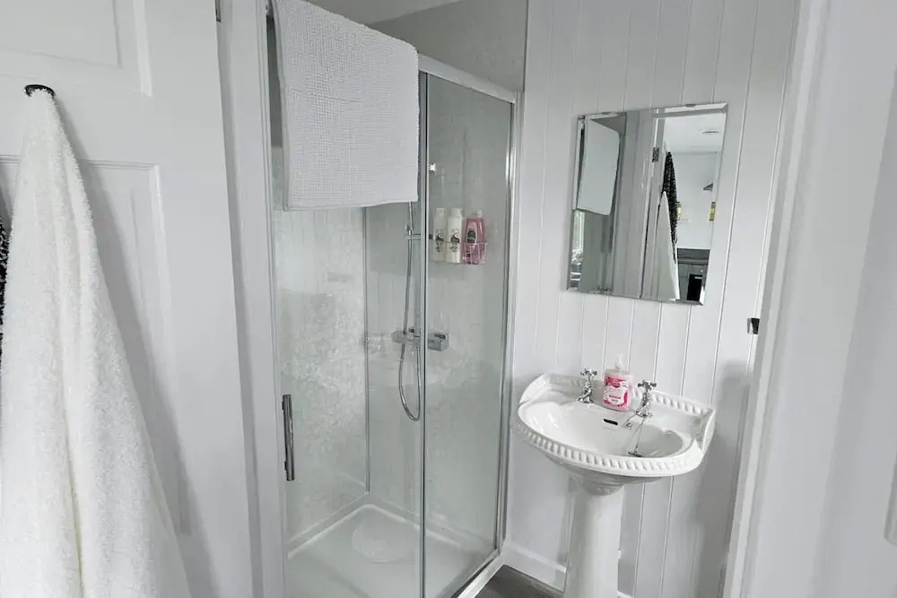 1 Bed Cabin-sleeps 2, Hot Tub, Garden, Views, Pets