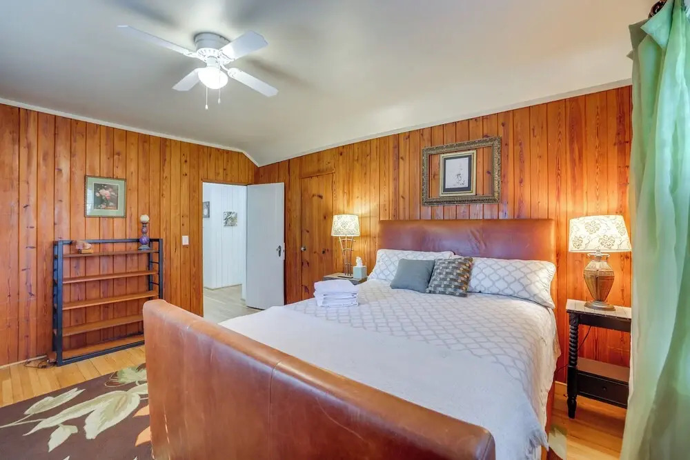 Unwind Fireside & Walk to Dtwn! Tyron Retreat