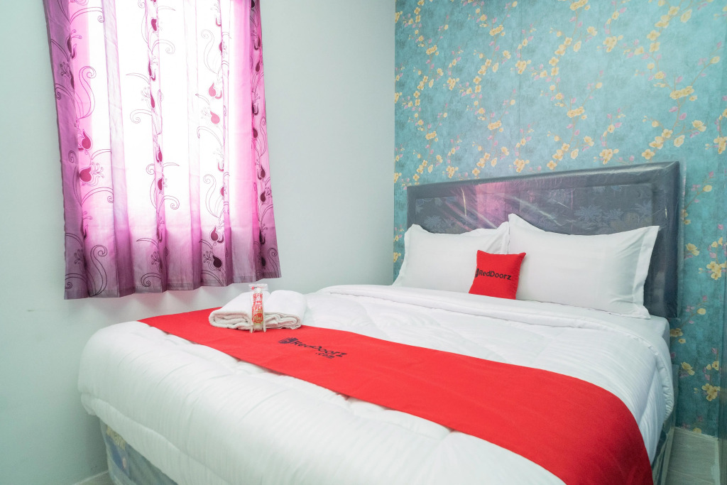 RedDoorz Plus near ITC Cempaka Mas 2