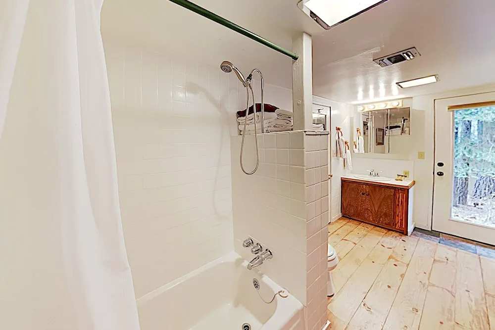 W/ Hot Tub, Boat Launch & Beach Access 3 Bedroom Home