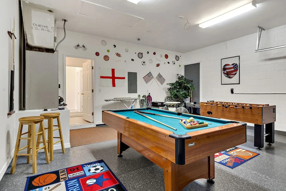 4 Bed Luxury at Legacy Park: Pool, Spa, Games Room