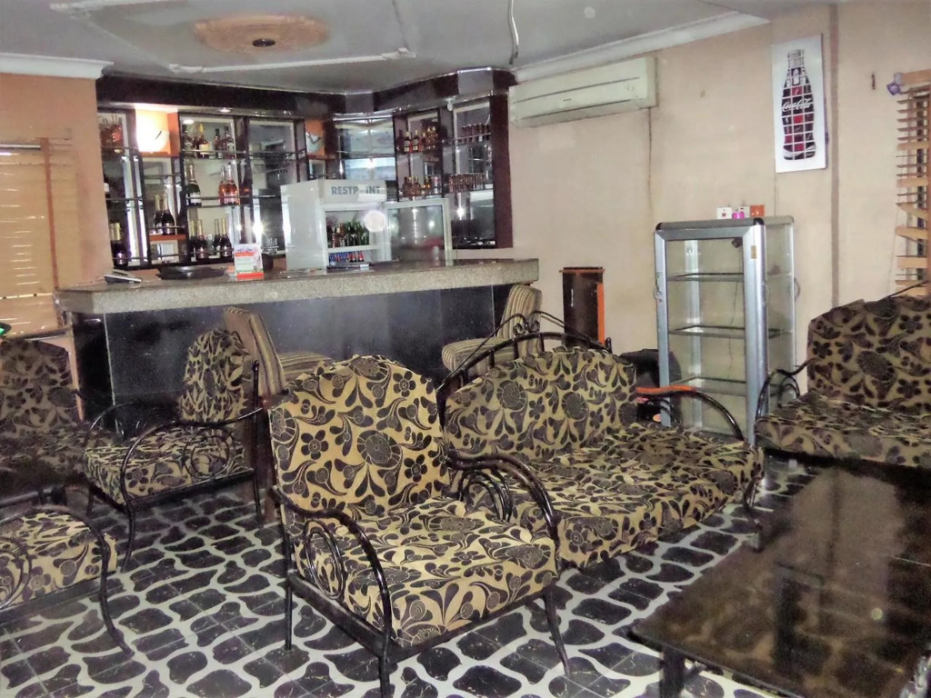 B & S Hotel