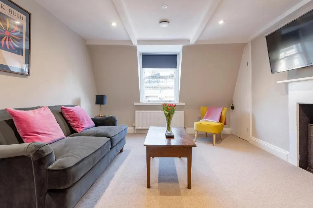 Stunning & Central Milsom Street Apartment