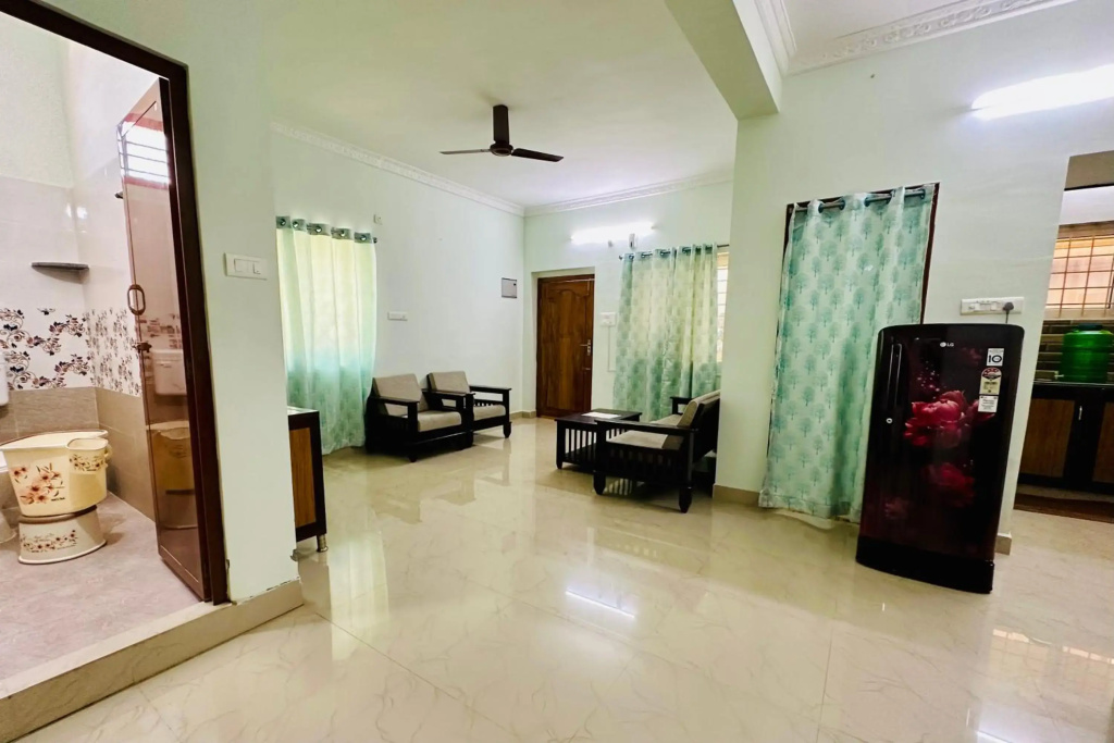TrueLife Comfort Inn - Near PS4 veg restaurant - On way to Balaji Temple - 2BHK AC apartments - Coffee Tea Milk - Fast WiFi, Kitchen, Dining, Android TV, Parking - Easy access to Airport, Railway Station and to all Temples - Top service with lots of Love