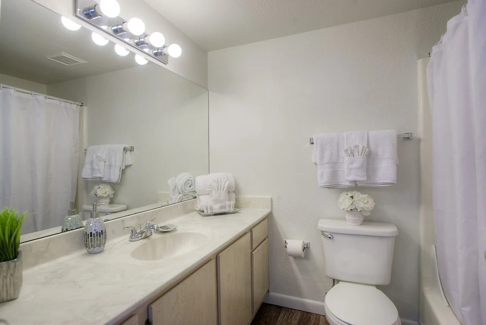 126 Fully Furnished 1BR Suite-Prime Location! by RedAwning