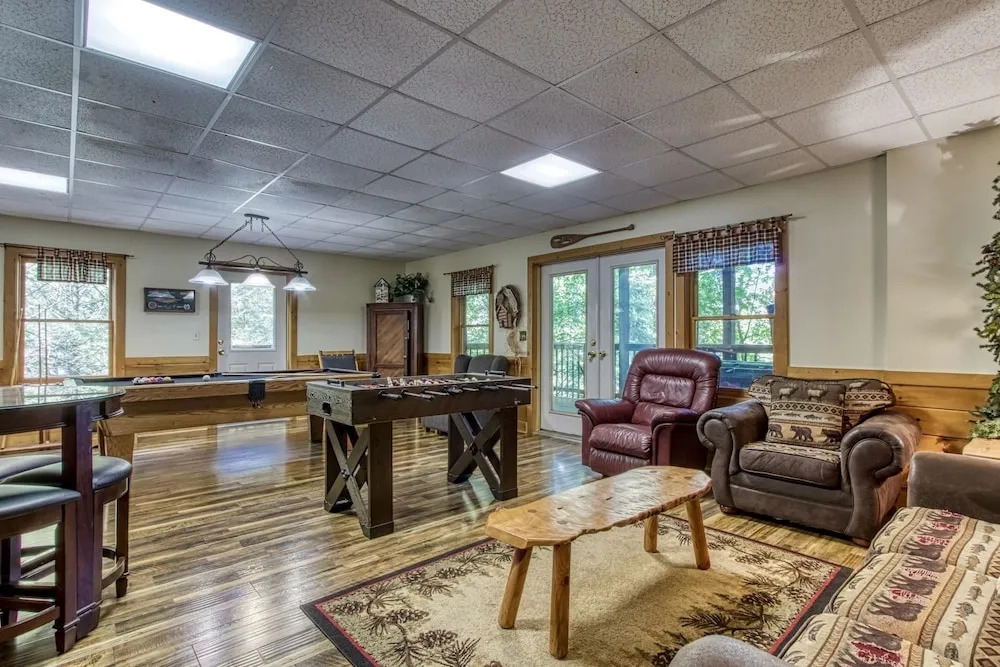 ER254 - Hibernation Hideaway Great Location - Close To Town! 5 Bedroom Cabin by RedAwning